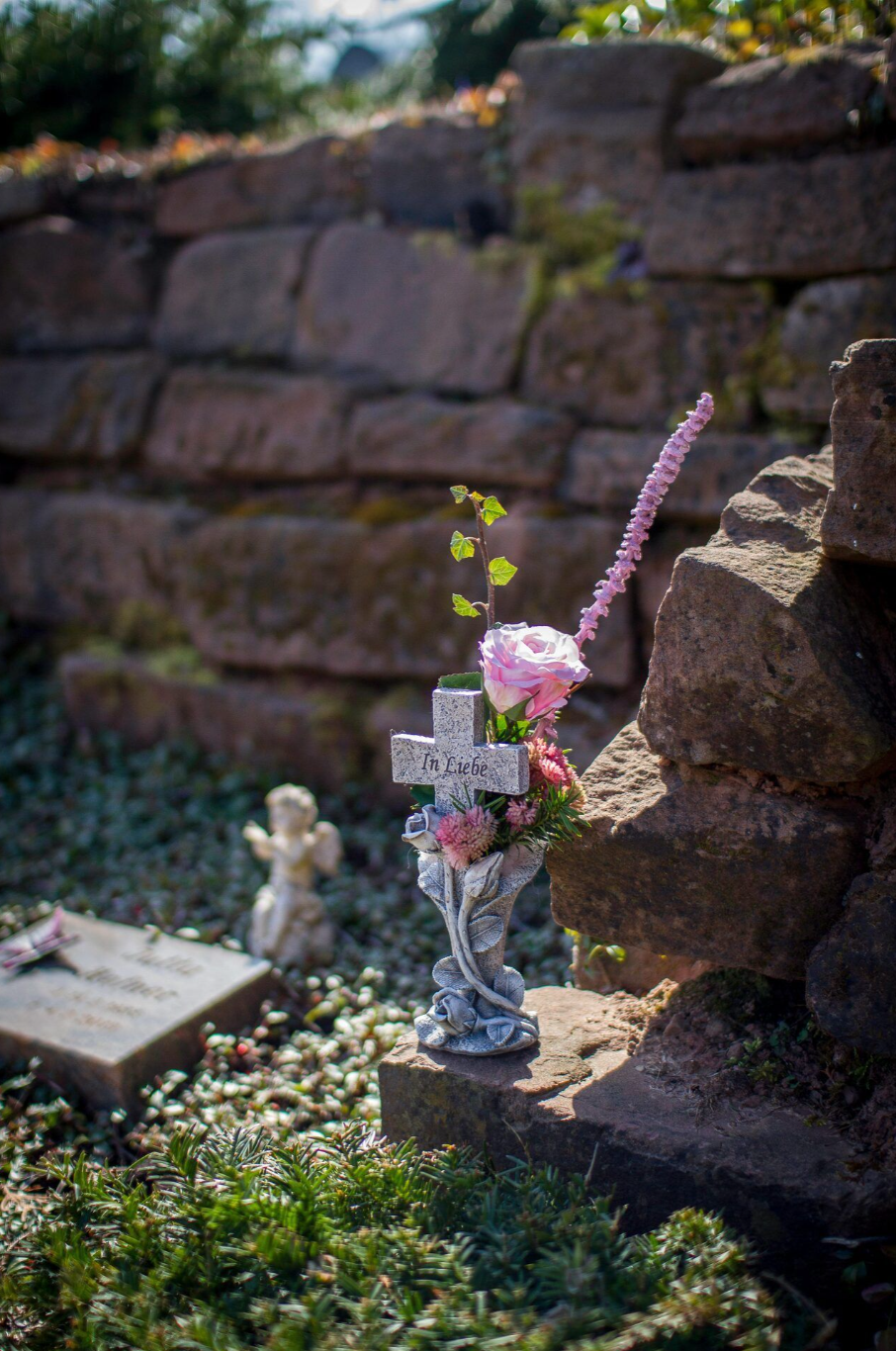 Vase mit Rosenranke "In Liebe"-GrabschmuckWELT